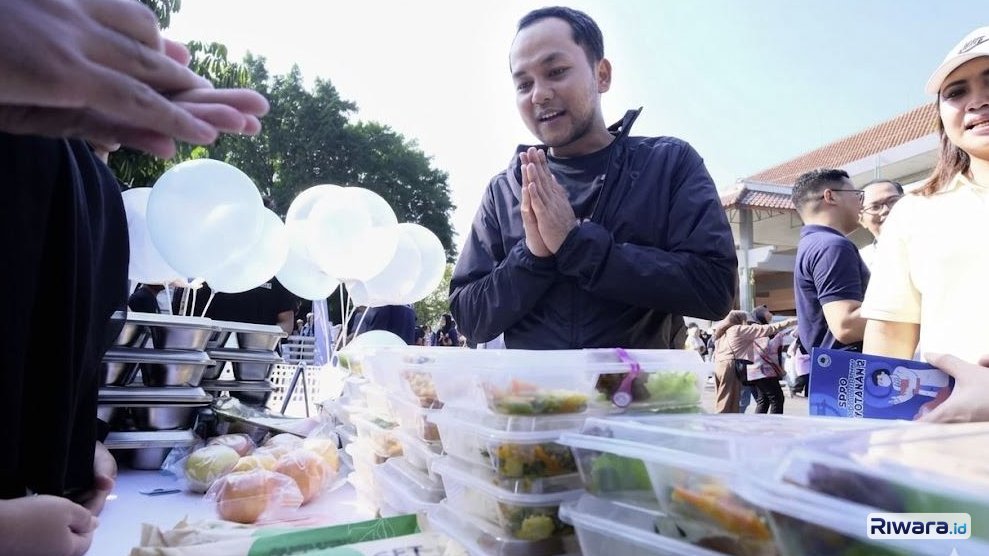 Wali Kota Respati Ardi membagikan ribuan porsi MBG untuk warga Solo